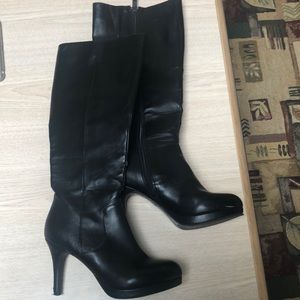 Black heeled boot